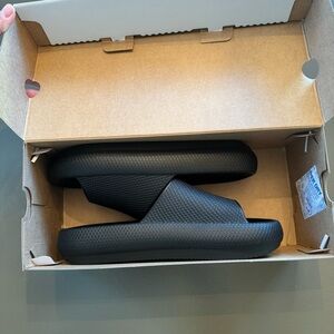 32 Degrees Cool Unisex Foam Cushion Slides Black